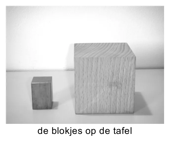 de blokjes op de tafel